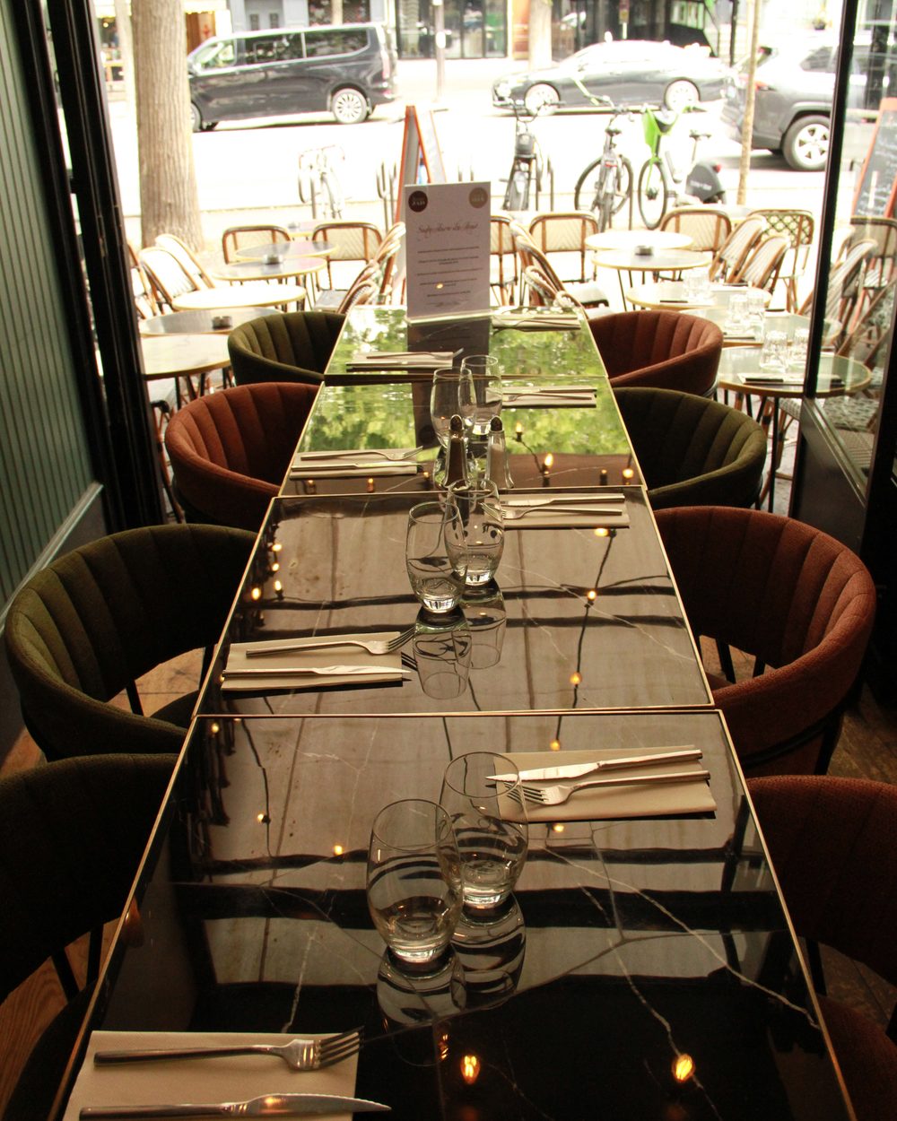 Grande table dressée du Bistrot Jad, verres et couverts alignés avant le service