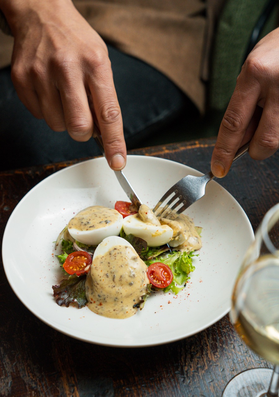Œuf mimosa servi au Bistrot Jad, Paris 2e